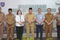 Foto Bersama dengan Wali Kota Ternate M. Tauhid Soleman di Kegiatan Sosialisasi Jaminan Sosial Ketenagakerjaan