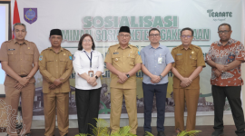 Foto Bersama dengan Wali Kota Ternate M. Tauhid Soleman di Kegiatan Sosialisasi Jaminan Sosial Ketenagakerjaan