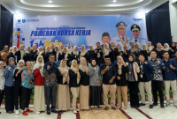 Foto Bersama Usai Penutupan Job Fair Hybrid 2025 di Hotel Jati 
