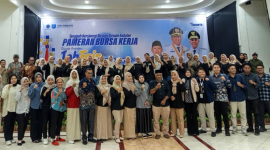 Foto Bersama Usai Penutupan Job Fair Hybrid 2025 di Hotel Jati 