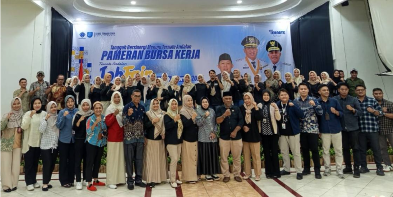 Foto Bersama Usai Penutupan Job Fair Hybrid 2025 di Hotel Jati 
