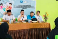 Kepala DPPKB Kota Ternate H. Rasman Makka didampingi Camat Ternate Utara Sunarto M. Taher saat peresmian Sekolah Lansia Andalan