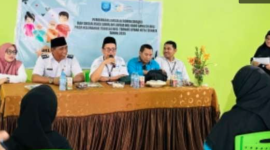 Kepala DPPKB Kota Ternate H. Rasman Makka didampingi Camat Ternate Utara Sunarto M. Taher saat peresmian Sekolah Lansia Andalan