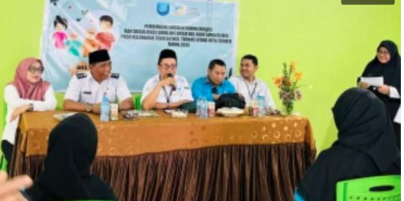 Kepala DPPKB Kota Ternate H. Rasman Makka didampingi Camat Ternate Utara Sunarto M. Taher saat peresmian Sekolah Lansia Andalan