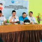 Kepala DPPKB Kota Ternate H. Rasman Makka didampingi Camat Ternate Utara Sunarto M. Taher saat peresmian Sekolah Lansia Andalan
