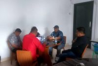 Mantan Kepala Bappeda Pulau Taliabu (Kaus Hitam), Samsudin Ode Maniwi saat Dimintai Keterangan oleh Pansus DPRD Terkait Pinjaman Daerah. (Rakyatmu)