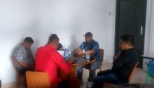 Mantan Kepala Bappeda Pulau Taliabu (Kaus Hitam), Samsudin Ode Maniwi saat Dimintai Keterangan oleh Pansus DPRD Terkait Pinjaman Daerah. (Rakyatmu)