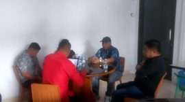 Mantan Kepala Bappeda Pulau Taliabu (Kaus Hitam), Samsudin Ode Maniwi saat Dimintai Keterangan oleh Pansus DPRD Terkait Pinjaman Daerah. (Rakyatmu)