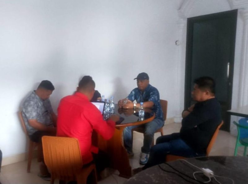 Mantan Kepala Bappeda Pulau Taliabu (Kaus Hitam), Samsudin Ode Maniwi saat Dimintai Keterangan oleh Pansus DPRD Terkait Pinjaman Daerah. (Rakyatmu)