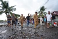 Wali Kota Ternate Tinjau di Pesisir Pantai  Kelurahan Bastiong Karance. (Ewin for Rakyatmu)
