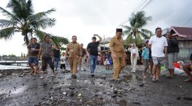 Wali Kota Ternate Tinjau di Pesisir Pantai  Kelurahan Bastiong Karance. (Ewin for Rakyatmu)