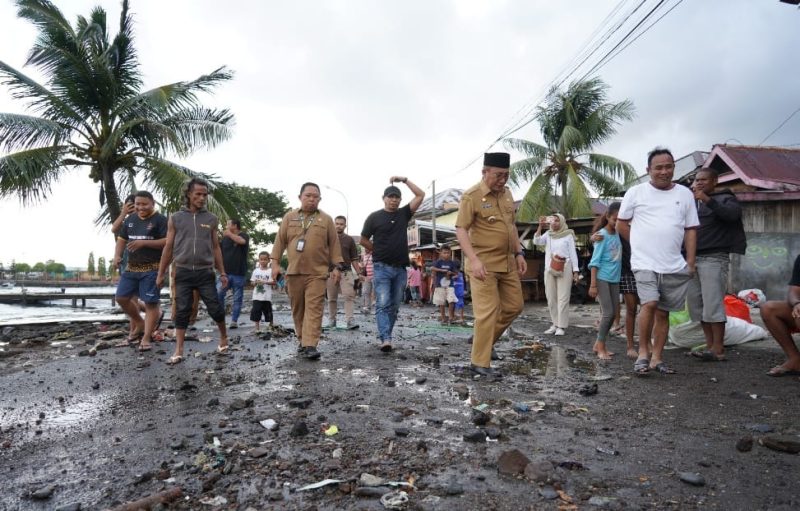 Wali Kota Ternate Tinjau di Pesisir Pantai  Kelurahan Bastiong Karance. (Ewin for Rakyatmu)