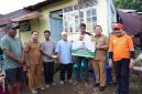 Sekda Kota Ternate, Rizal Marsaoly saat Menyerahakan Bantuan kepada Warga Korban Kerusakan Rumah di Kastela. (Rakyatmu)