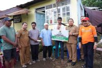 Sekda Kota Ternate, Rizal Marsaoly saat Menyerahakan Bantuan kepada Warga Korban Kerusakan Rumah di Kastela. (Rakyatmu)