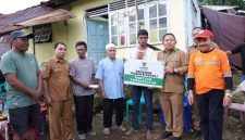 Sekda Kota Ternate, Rizal Marsaoly saat Menyerahakan Bantuan kepada Warga Korban Kerusakan Rumah di Kastela. (Rakyatmu)