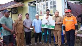 Sekda Kota Ternate, Rizal Marsaoly saat Menyerahakan Bantuan kepada Warga Korban Kerusakan Rumah di Kastela. (Rakyatmu)