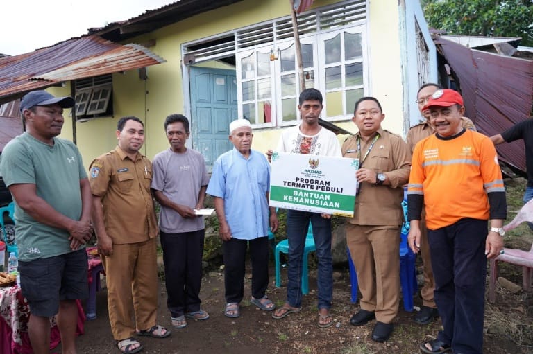 Sekda Kota Ternate, Rizal Marsaoly saat Menyerahakan Bantuan kepada Warga Korban Kerusakan Rumah di Kastela. (Rakyatmu)