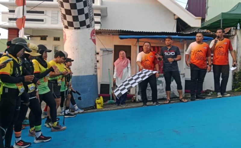 Sekda kota Ternate Rizal Marsaoly saat Melepaskan Peserta ajang lari lintas alam bertajuk Gammayou Puncak Trail Run 2025