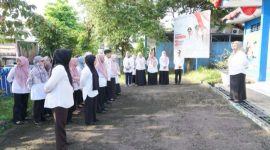 Plh Sekda Kota Ternate, Rukmini A. Rahman saat Pimpin Apel di DPPKB. (Istimewa)