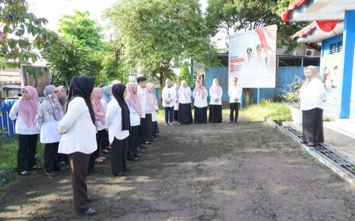 Plh Sekda Kota Ternate, Rukmini A. Rahman saat Pimpin Apel di DPPKB. (Istimewa)