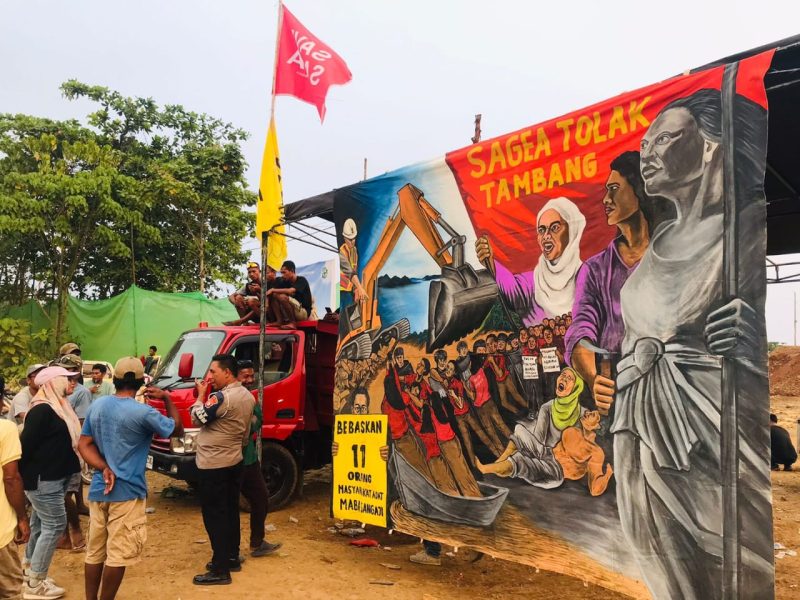 Warga yang tergabung dalam Koalisi #Save Sagea menggeruduk kawasan pertambangan PT MAI di Desa Sagea, Weda Utara, Halmahera Tengah, Maluku Utara. (Istimewa)