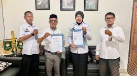 Kepala Dinsos Kota Ternate dan Bapas Kelas II Ternate foto bersama usai penandatanganan perjanjian kerja sama. (Rakyatmu)