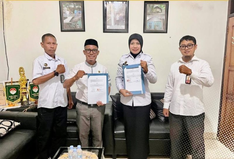 Kepala Dinsos Kota Ternate dan Bapas Kelas II Ternate foto bersama usai penandatanganan perjanjian kerja sama. (Rakyatmu)