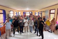 Dinas Sosial Bersama Warga Moti di Acara Penditribusian KKS dan Buku Tabungan. (Rakyatmu) 