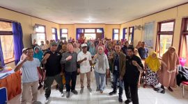 Dinas Sosial Bersama Warga Moti di Acara Penditribusian KKS dan Buku Tabungan. (Rakyatmu) 