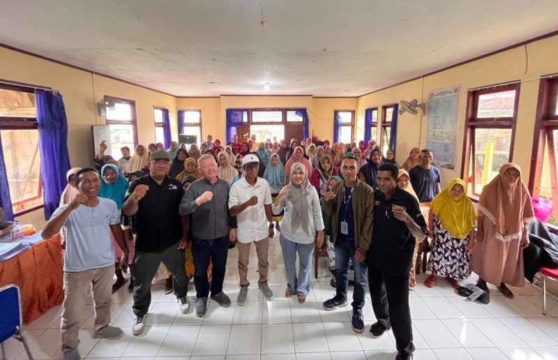 Dinas Sosial Bersama Warga Moti di Acara Penditribusian KKS dan Buku Tabungan. (Rakyatmu) 