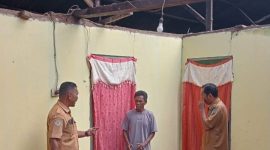 Pegawai Dinas Sosial Kota Ternate di Rumah Terdampak Cuaca Buruk di Kelurahan Kastela. (Rakyatmu) 