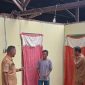Pegawai Dinas Sosial Kota Ternate di Rumah Terdampak Cuaca Buruk di Kelurahan Kastela. (Rakyatmu) 