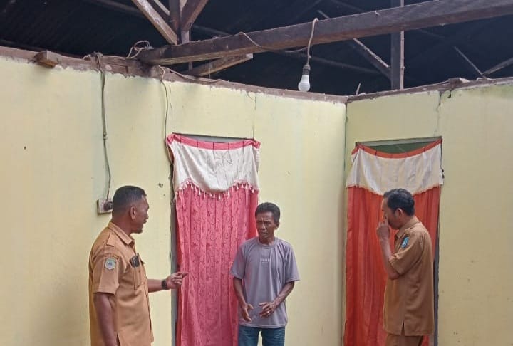 Pegawai Dinas Sosial Kota Ternate di Rumah Terdampak Cuaca Buruk di Kelurahan Kastela. (Rakyatmu) 