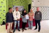 Dinas Sosial Kota Ternate Menyerahkan KKS dan Buku Tabungan ke PKM. (Rakyatmu)