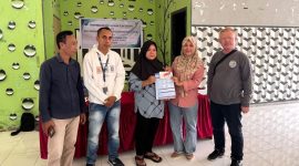 Dinas Sosial Kota Ternate Menyerahkan KKS dan Buku Tabungan ke PKM. (Rakyatmu)