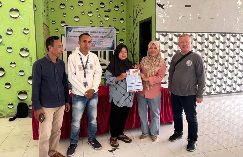 Dinas Sosial Kota Ternate Menyerahkan KKS dan Buku Tabungan ke PKM. (Rakyatmu)