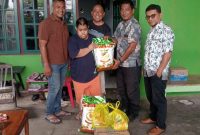 Dinas Sosial Kota Ternate Memberikan Bantuan Kepada Korban Kebakaran di Kelurahan Kalumata. (Rakyatmu)