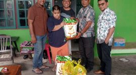 Dinas Sosial Kota Ternate Memberikan Bantuan Kepada Korban Kebakaran di Kelurahan Kalumata. (Rakyatmu)