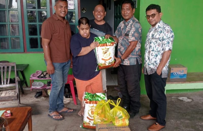 Dinas Sosial Kota Ternate Memberikan Bantuan Kepada Korban Kebakaran di Kelurahan Kalumata. (Rakyatmu)