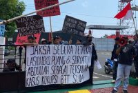 Front Masyarakat Sula di Pengadilan Negeri Ternate usai Menggelar Aksi di Kejati Maluku Utara. (Rakyatmu)