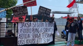 Front Masyarakat Sula di Pengadilan Negeri Ternate usai Menggelar Aksi di Kejati Maluku Utara. (Rakyatmu)