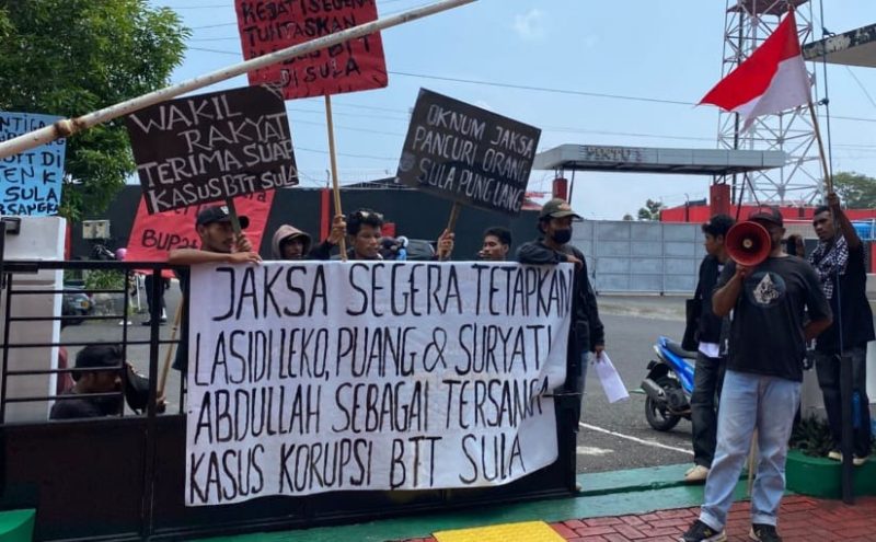 Front Masyarakat Sula di Pengadilan Negeri Ternate usai Menggelar Aksi di Kejati Maluku Utara. (Rakyatmu)