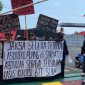 Front Masyarakat Sula di Pengadilan Negeri Ternate usai Menggelar Aksi di Kejati Maluku Utara. (Rakyatmu)