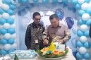 Wakil Bupati Pulau Taliabu, La Ode Yasir Bersama Kepala Bank Maluku-Malut KCP Bobong Fahreza Alwi saat Pemotongan Tumpeng 