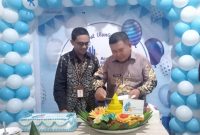 Wakil Bupati Pulau Taliabu, La Ode Yasir Bersama Kepala Bank Maluku-Malut KCP Bobong Fahreza Alwi saat Pemotongan Tumpeng 