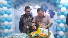 Wakil Bupati Pulau Taliabu, La Ode Yasir Bersama Kepala Bank Maluku-Malut KCP Bobong Fahreza Alwi saat Pemotongan Tumpeng 
