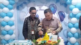 Wakil Bupati Pulau Taliabu, La Ode Yasir Bersama Kepala Bank Maluku-Malut KCP Bobong Fahreza Alwi saat Pemotongan Tumpeng 