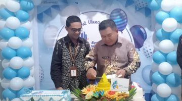 Wakil Bupati Pulau Taliabu, La Ode Yasir Bersama Kepala Bank Maluku-Malut KCP Bobong Fahreza Alwi saat Pemotongan Tumpeng 