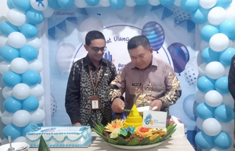 Wakil Bupati Pulau Taliabu, La Ode Yasir Bersama Kepala Bank Maluku-Malut KCP Bobong Fahreza Alwi saat Pemotongan Tumpeng 