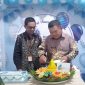 Wakil Bupati Pulau Taliabu, La Ode Yasir Bersama Kepala Bank Maluku-Malut KCP Bobong Fahreza Alwi saat Pemotongan Tumpeng 
